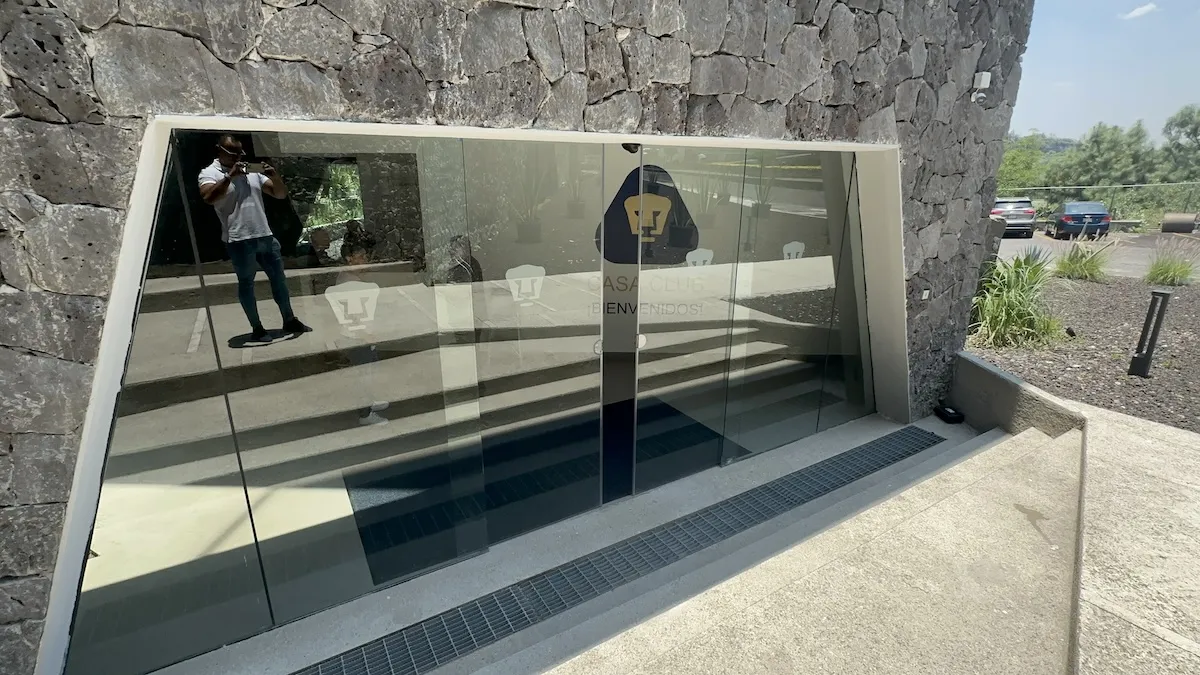 Casa Club Cantera Pumas - Puerta automática