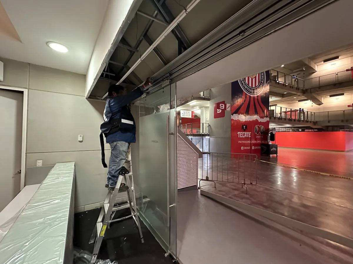 Proyecto Proyecto Direccion General Estadio Akron Puerta Automatica - Smart Film (PDLC) - Foto 12