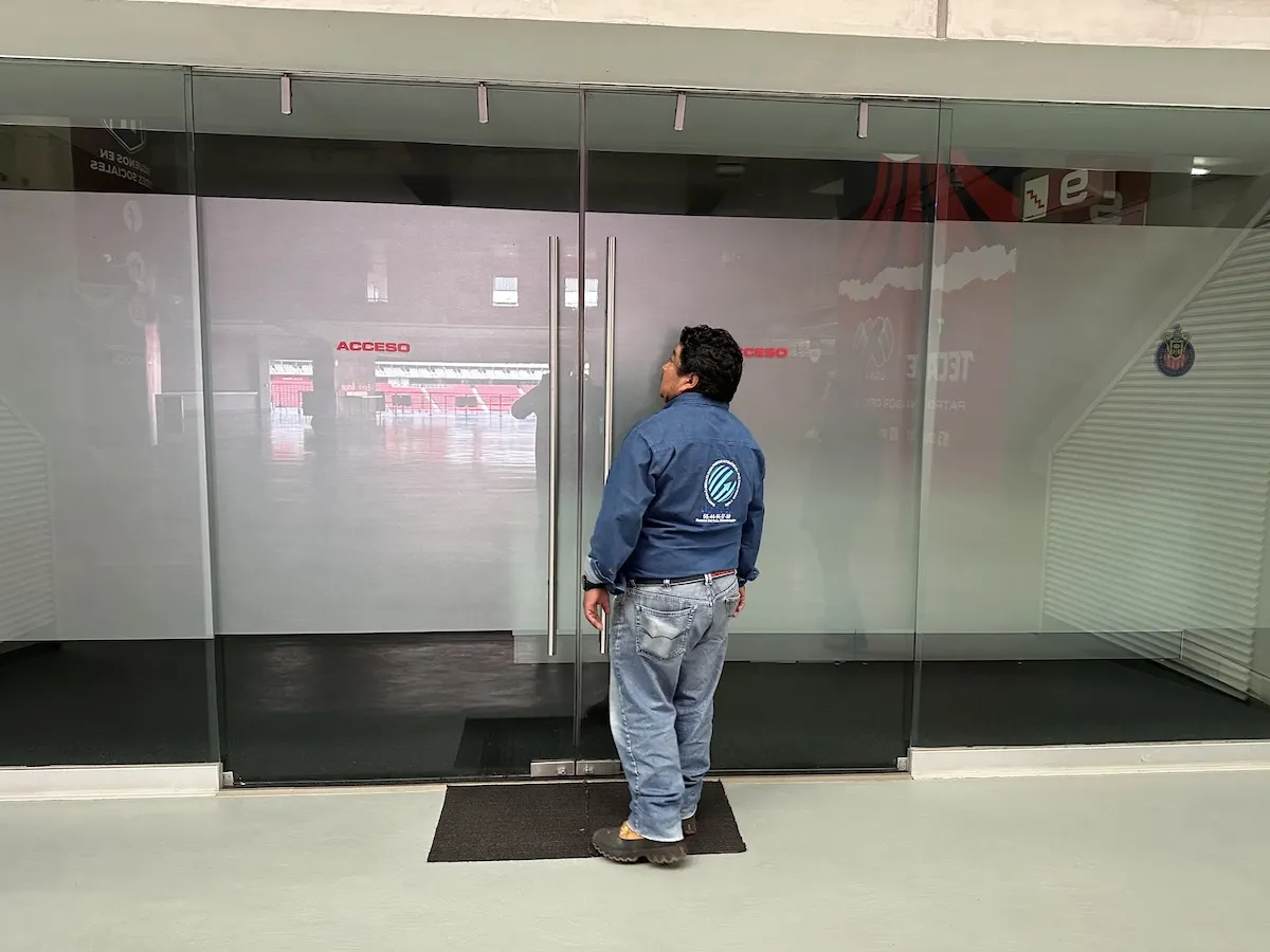 Proyecto Proyecto Direccion General Estadio Akron Puerta Automatica - Smart Film (PDLC) - Foto 2