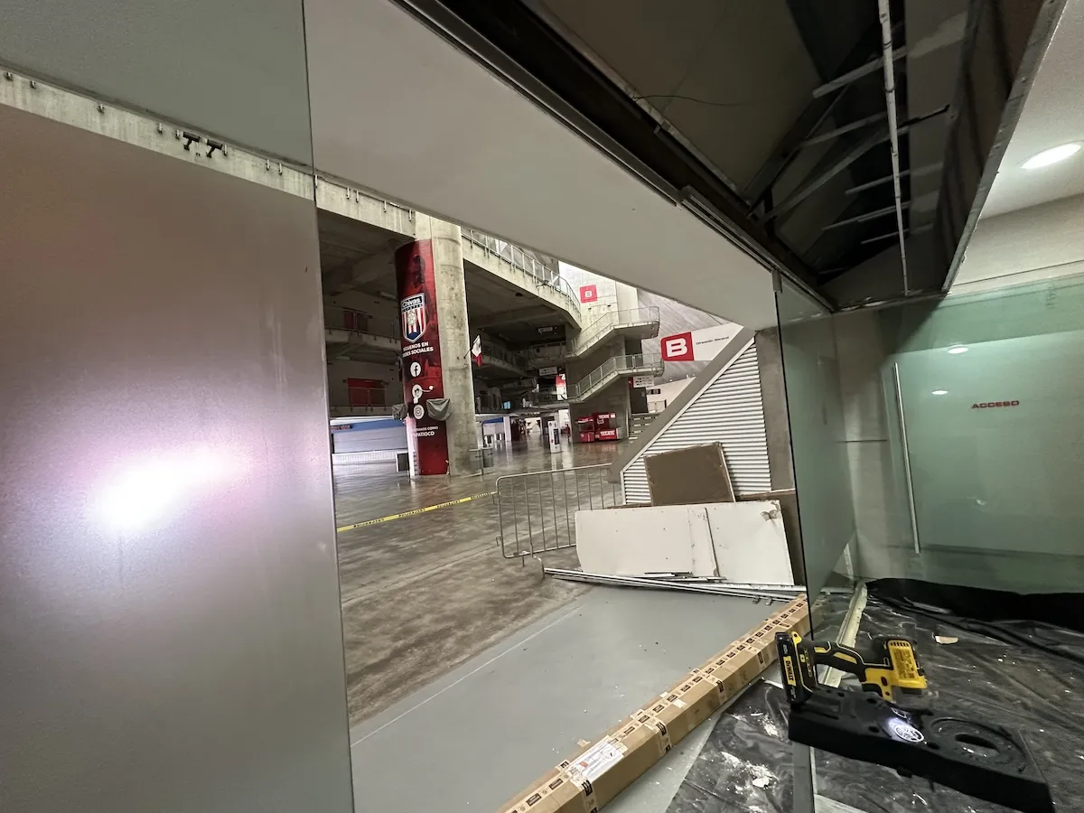 Proyecto Proyecto Direccion General Estadio Akron Puerta Automatica - Smart Film (PDLC) - Foto 6