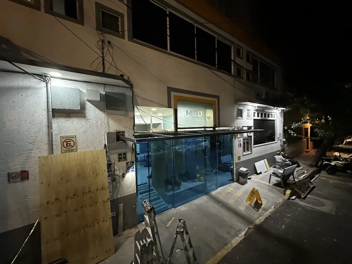 Proyecto Proyecto Fachada Med Centro Medico Puerta Automatica - Smart Film (PDLC) - Foto 23