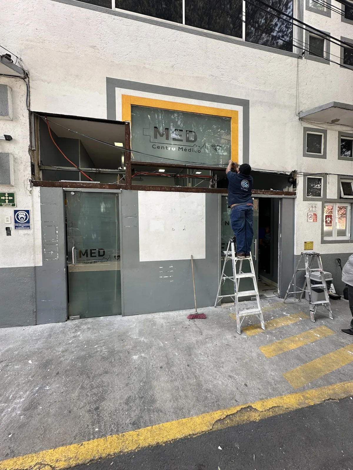 Proyecto Proyecto Fachada Med Centro Medico Puerta Automatica - Smart Film (PDLC) - Foto 8