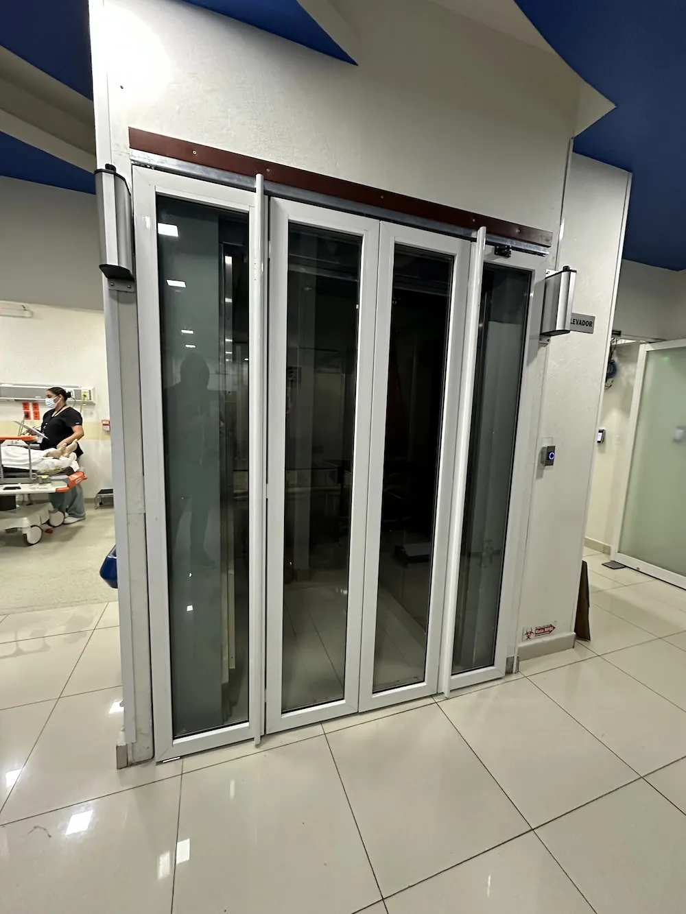 Proyecto Proyecto Med Centro Medico Puertas Plegables Automaticas Puertas Automaticas - Instalación de Smart Film (PDLC) por Comercializadora Garfuza