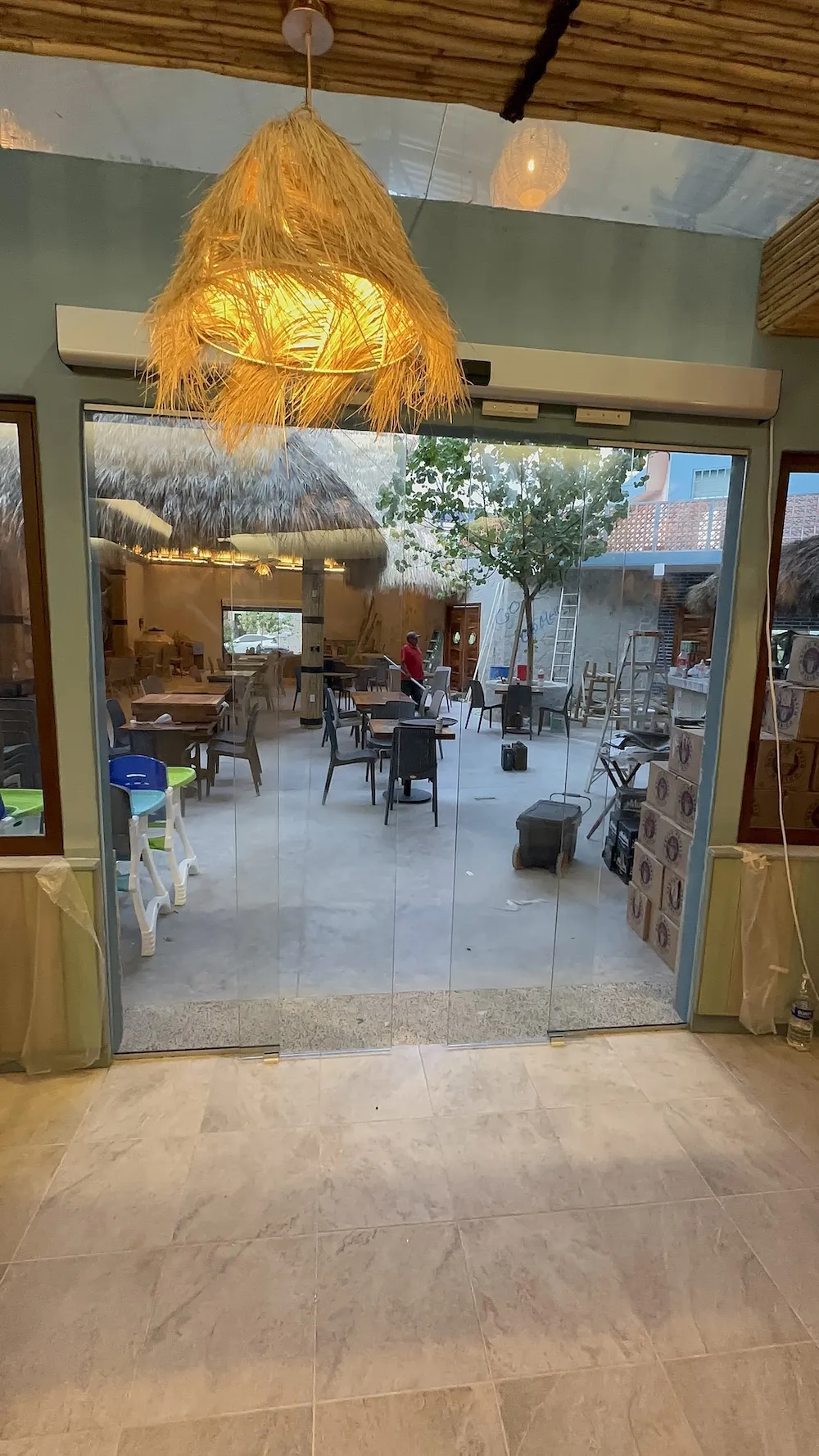 Proyecto Proyecto Restaurante El Sirenito Costa Azul Acapulco Puertas Automaticas - Instalación de Smart Film (PDLC) por Comercializadora Garfuza