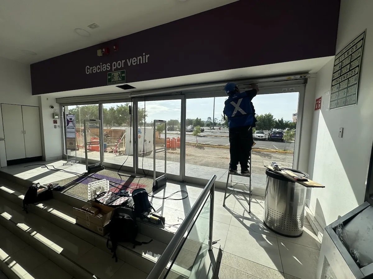 Proyecto Proyecto Suburbia Plaza Jardin Puerta Automatica - Smart Film (PDLC) - Foto 3