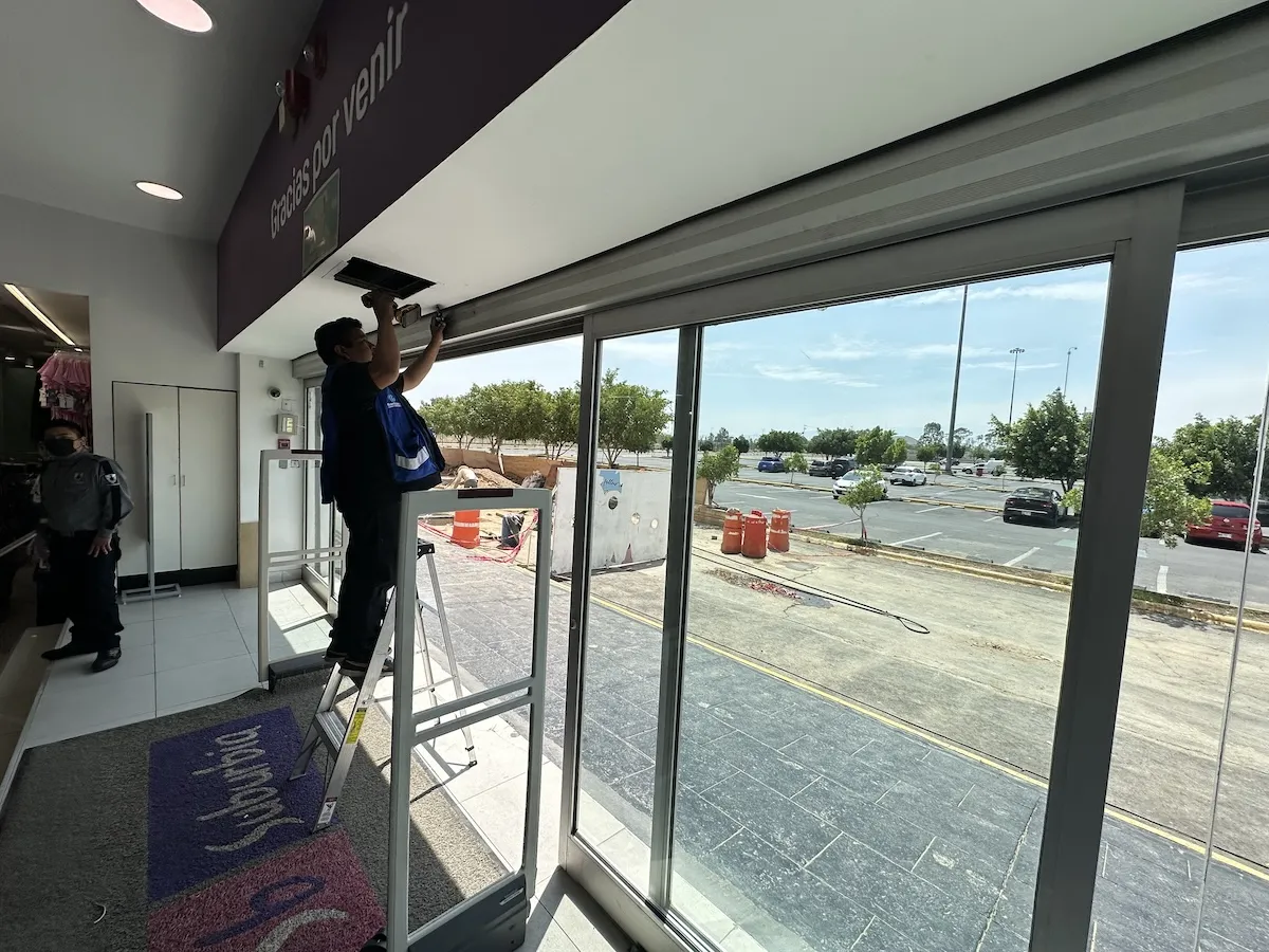 Proyecto Proyecto Suburbia Plaza Jardin Puerta Automatica - Smart Film (PDLC) - Foto 8