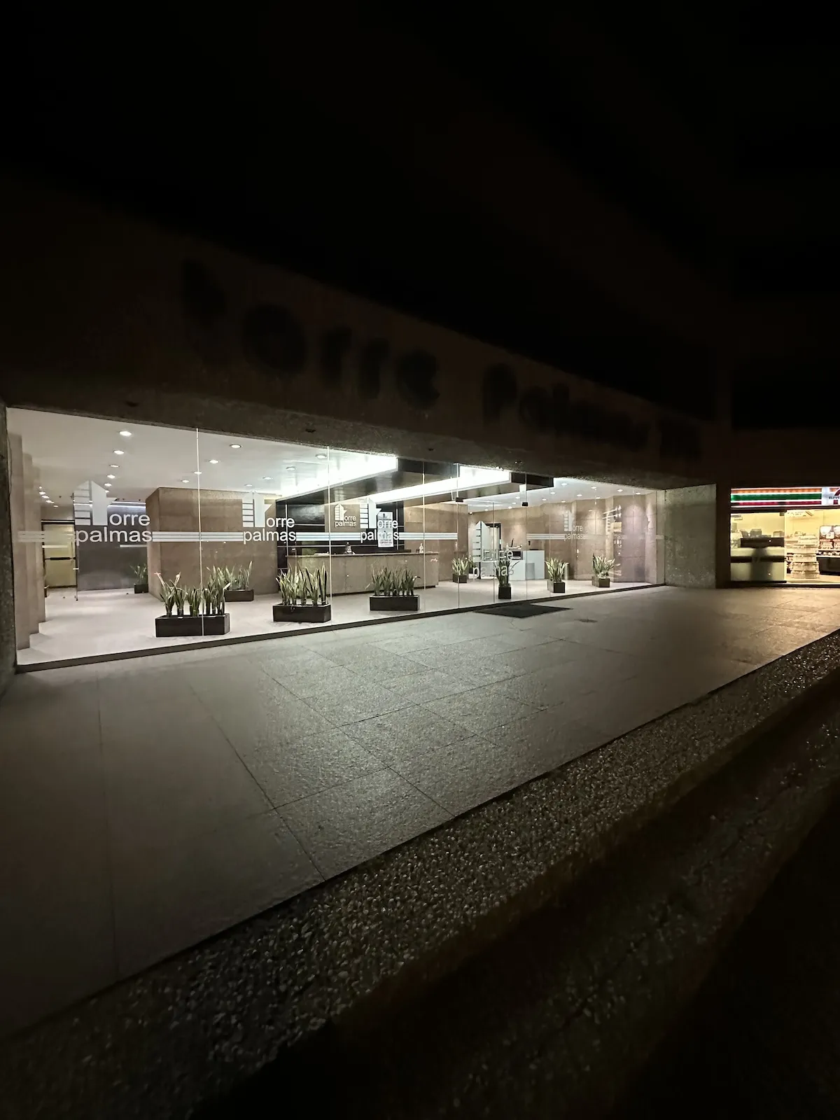 Proyecto Proyecto Torre Palmas Puerta Automatica - Instalación de Smart Film (PDLC) por Comercializadora Garfuza