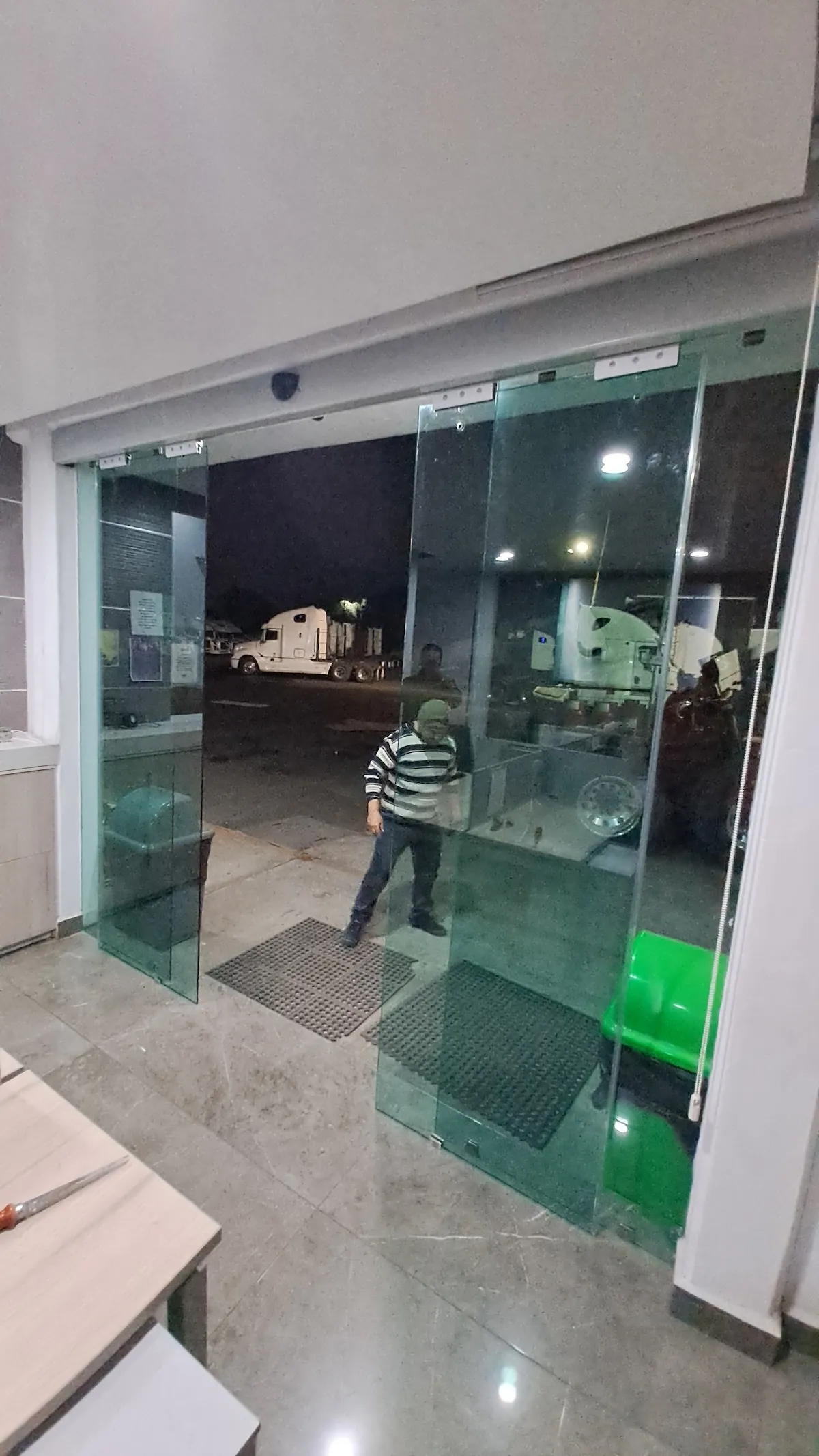 Proyecto Proyecto Transportes Alfa Puerta Automatica - Smart Film (PDLC) - Foto 10