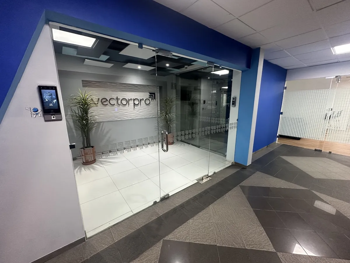 Proyecto Proyecto Vector Pro Puerta Automatica - Instalación de Smart Film (PDLC) por Comercializadora Garfuza